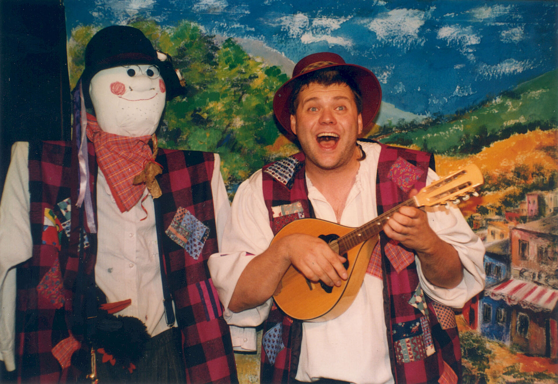 Zwei Schauspieler mit einer Ukulele.