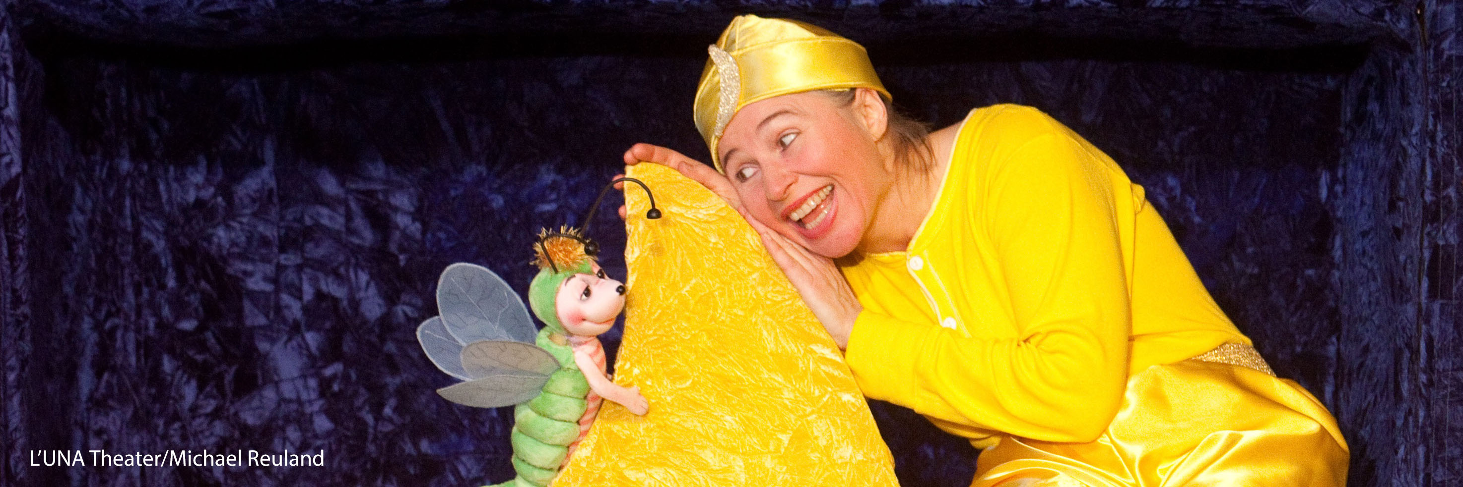 Eine Frau lehnt auf einem Stern mit einer Schmetterlingspuppe.