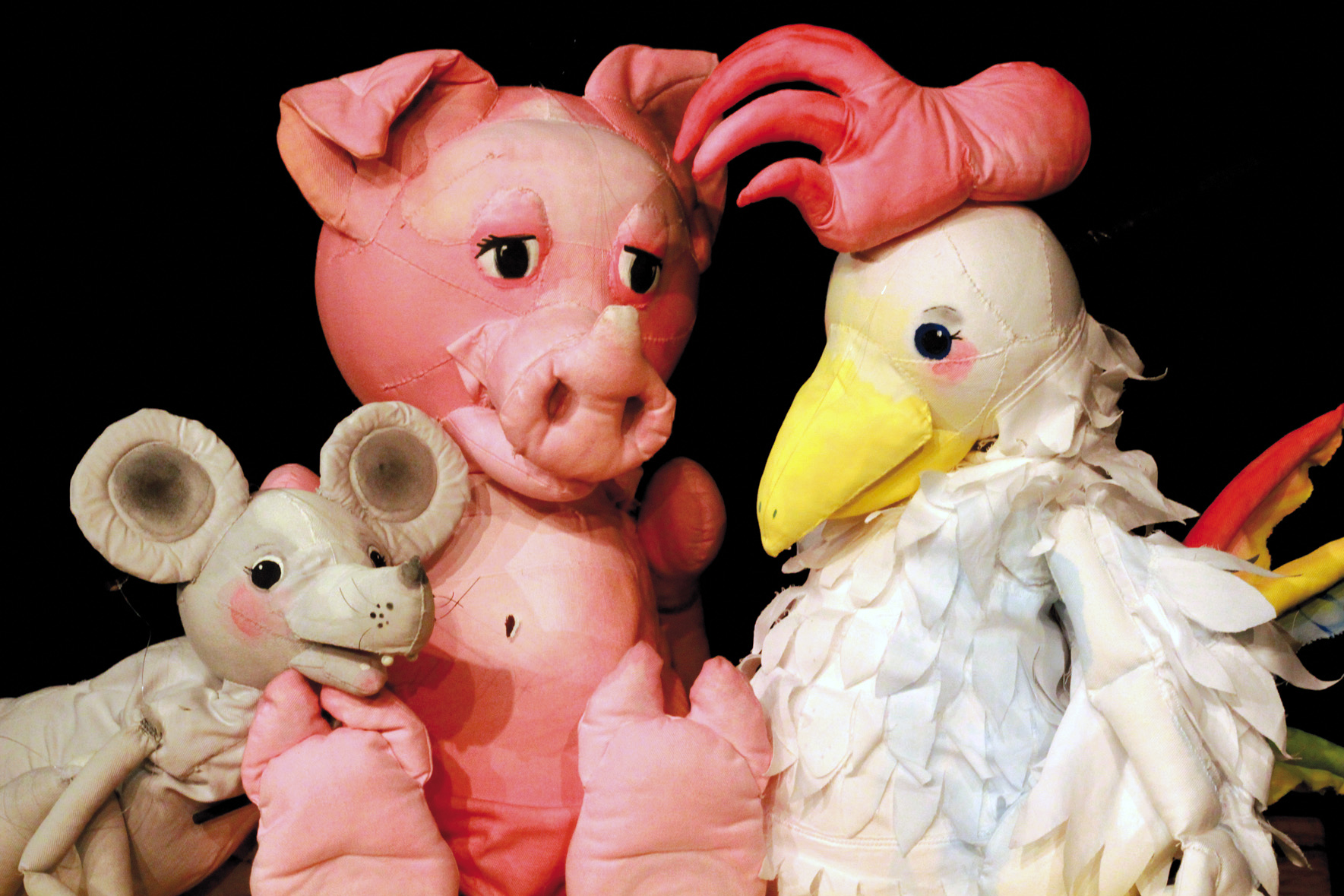 Charaktere aus dem Figurentheater: eine Maus, ein Schwein und ein Hahn